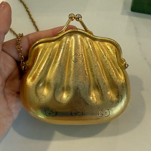 Gucci 1980s Gold Tone Metal Shell Miniaudière Evening Bag - Picture 1 of 9